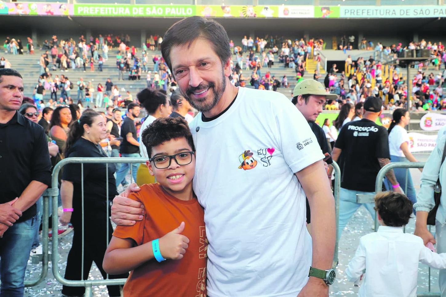 Milhares de famílias emocionadas em desfile realizado no Anhembi: equipe do prefeito Ricardo Nunes faz homenagem histórica a Mauricio de Sousa