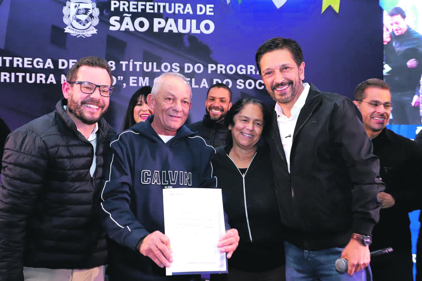 Moradores da Capela do Socorro recebem gratuitamente do prefeito Ricardo Nunes as escrituras definitivas de seus imóveis