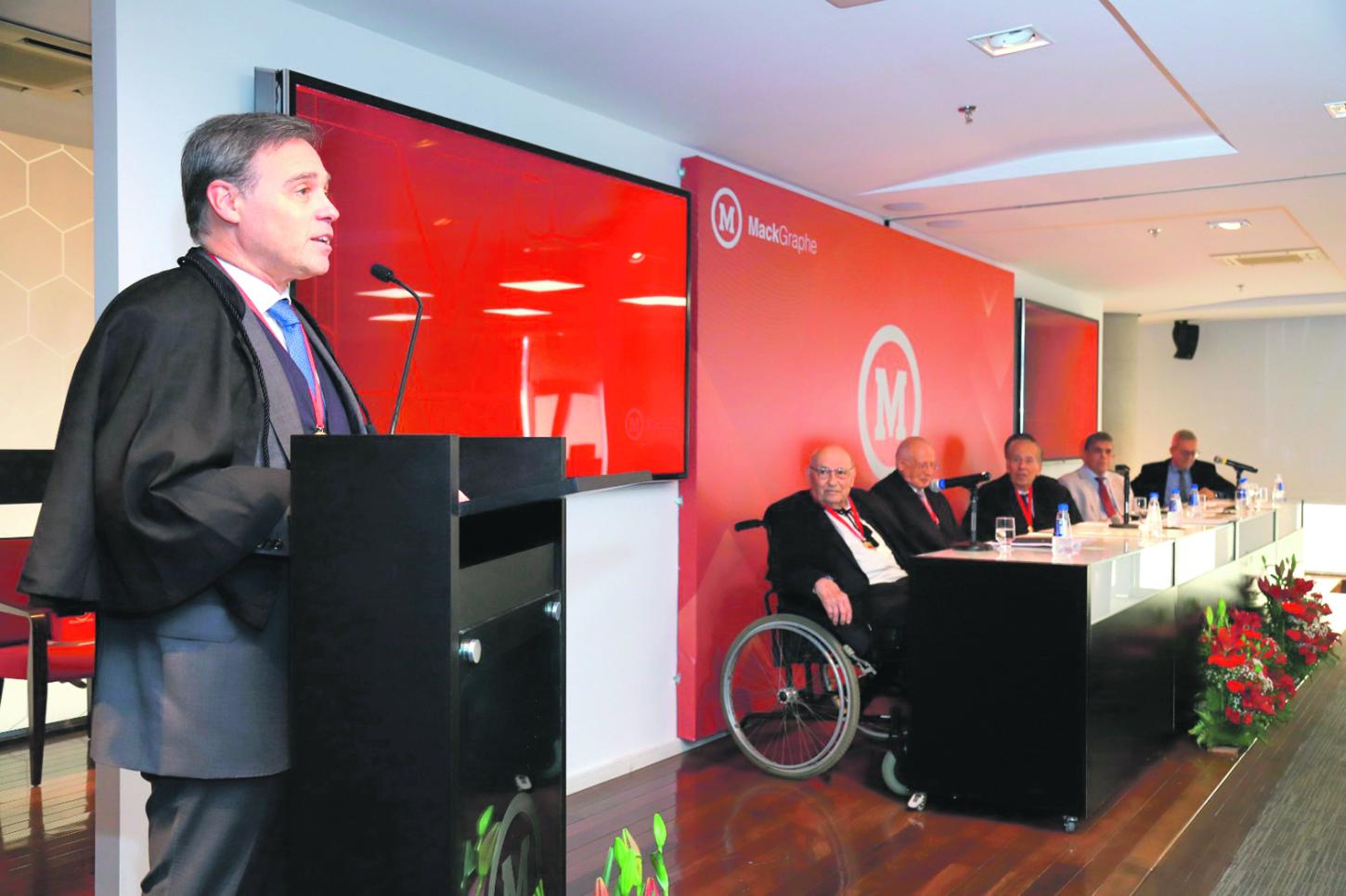 Com saudação de Ives Gandra, ministro André Mendonça toma posse na Academia Mackenzista de Letras