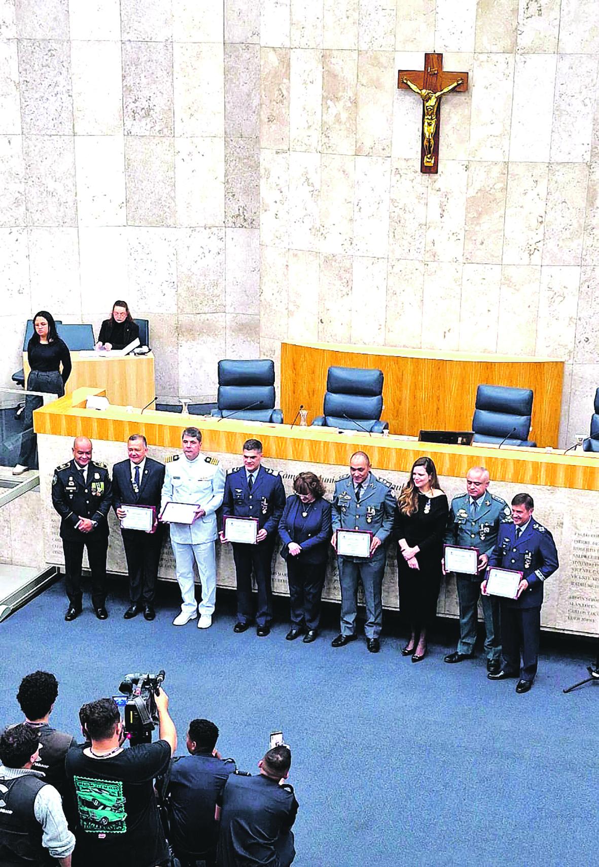 Câmara de SP homenageia GCMs com a Medalha e Diploma Jânio Quadros