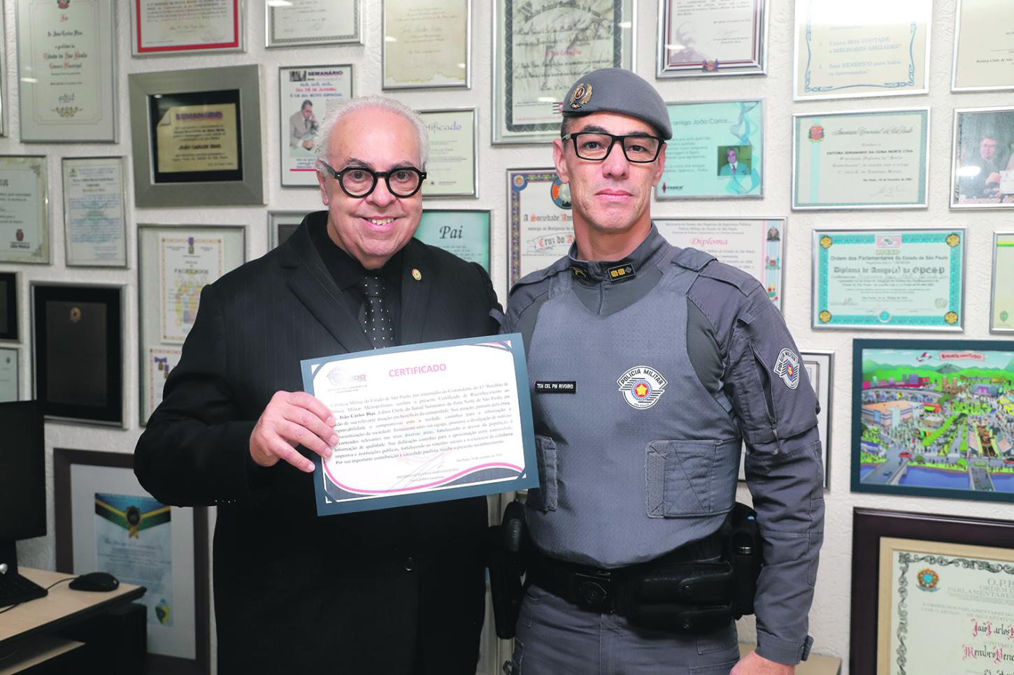 João Carlos Dias recebe homenagem do comandante do 43º Batalhão da Polícia Militar