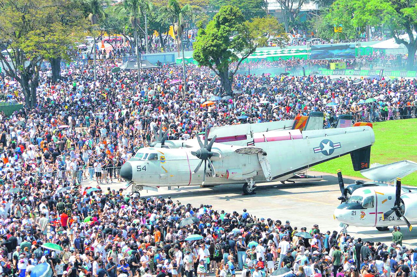 Domingo Aéreo bate recorde com 300 mil visitantes no PAMASP