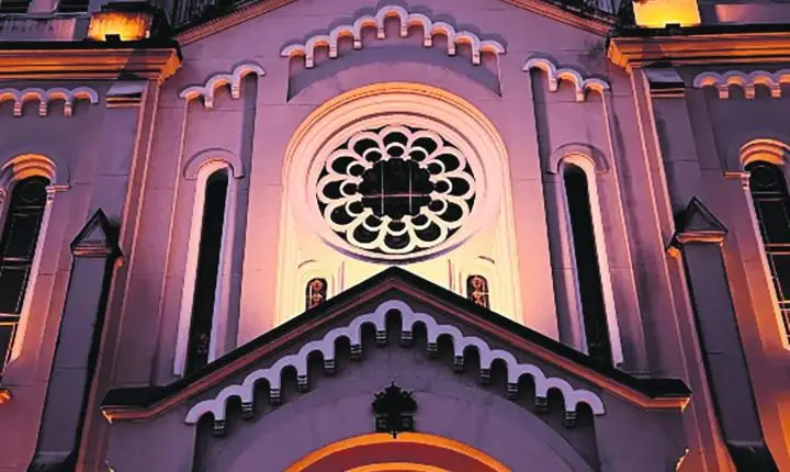 ALLUZ transforma a Basílica Sant'Ana em palco de uma jornada sobre a busca humana pela luz