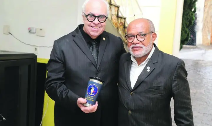 Diretor do Semanário da Zona Norte é homenageado por sua atuação em defesa das instituições e pela aproximação entre autoridades e a sociedade