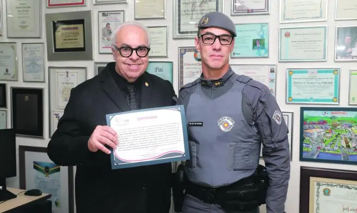 João Carlos Dias recebe homenagem do comandante do 43º Batalhão da Polícia Militar