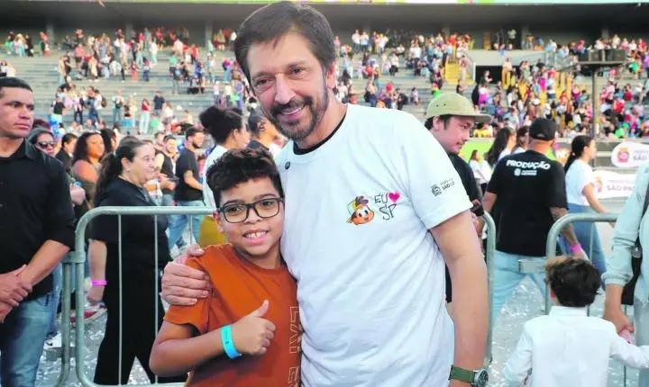Milhares de famílias emocionadas em desfile realizado no Anhembi: equipe do prefeito Ricardo Nunes faz homenagem histórica a Mauricio de Sousa