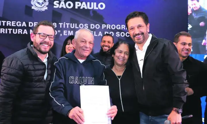 Moradores da Capela do Socorro recebem gratuitamente do prefeito Ricardo Nunes as escrituras definitivas de seus imóveis