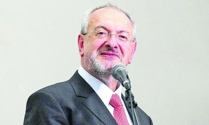 O declínio das Academias