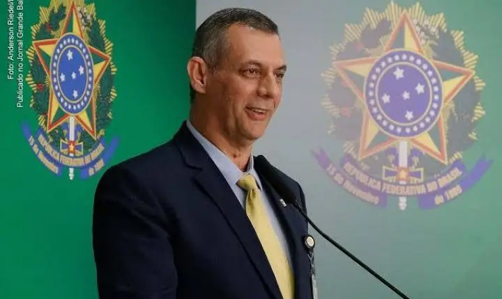 O emissário já desembarcou?