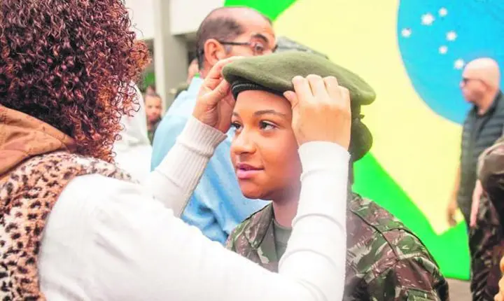 Pela primeira vez, soldados do segmento feminino recebem boina verde-oliva em SP