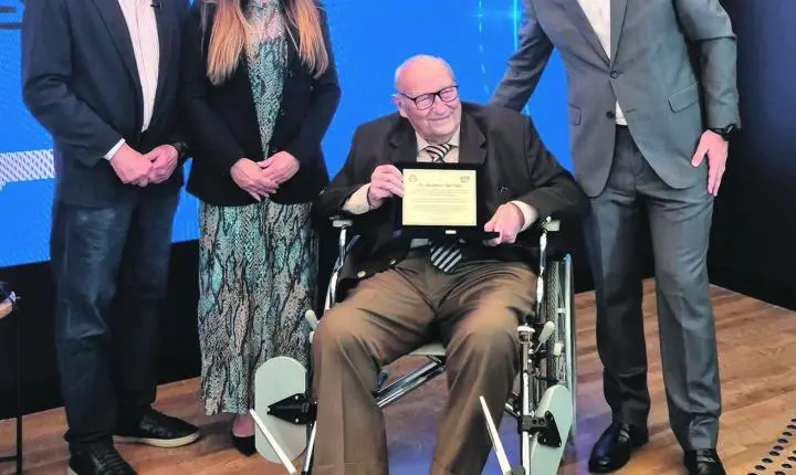Professor e jurista Ives Gandra Martins foi homenageado na estreia do talk show jurídico 