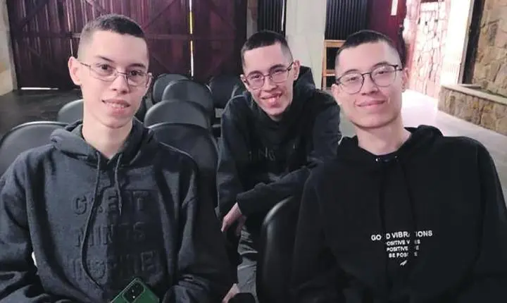 Trigêmeos tiram título juntos em São Paulo e se preparam para a primeira eleição em 2026